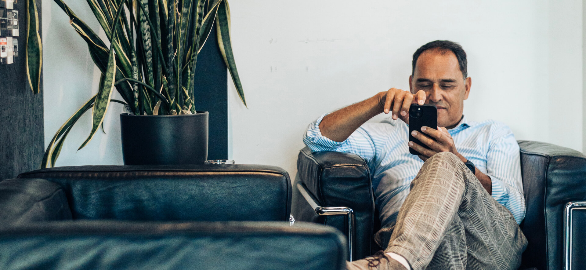 branding strateeg achter telefoon